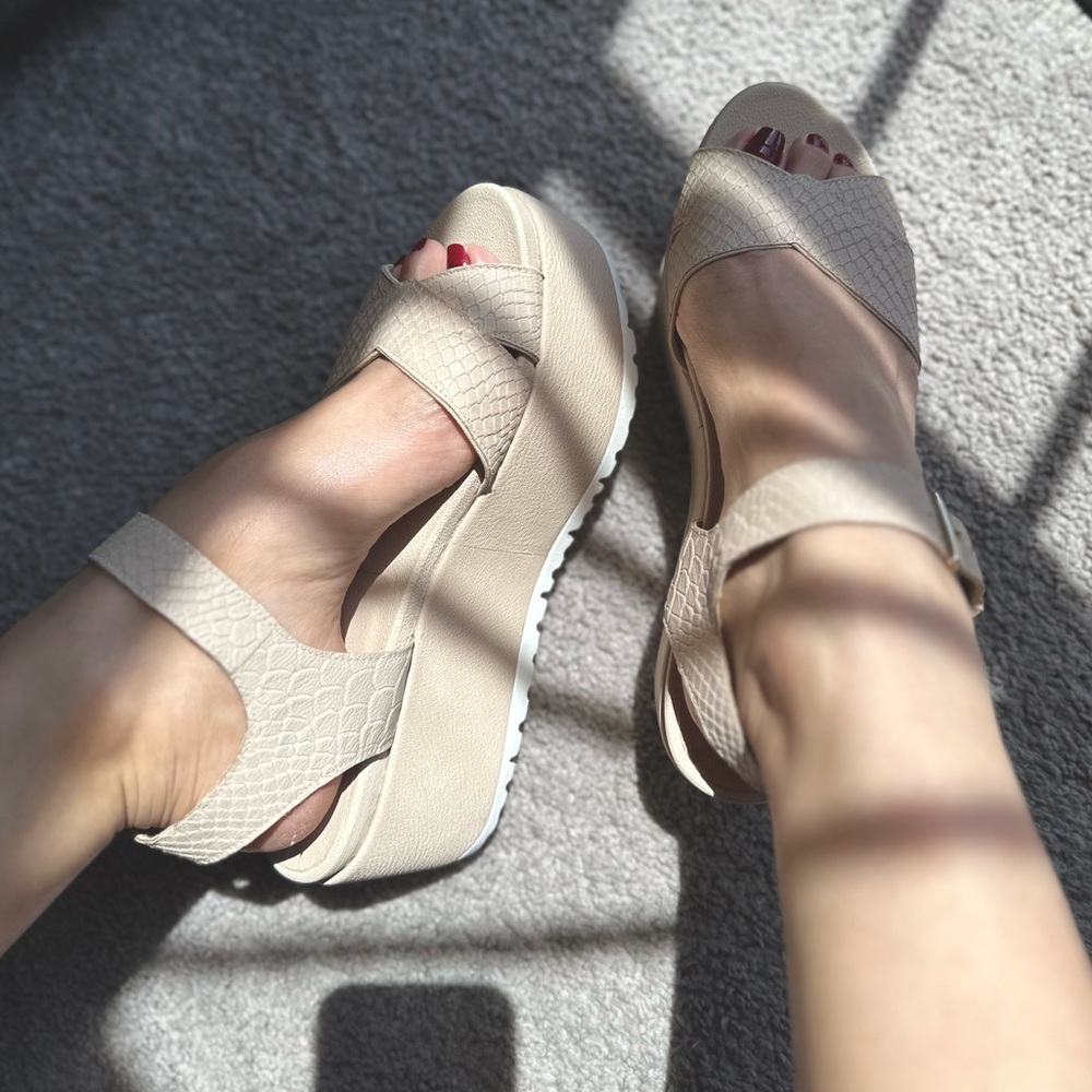 STUART WEITZMAN Nude Platform Wedges